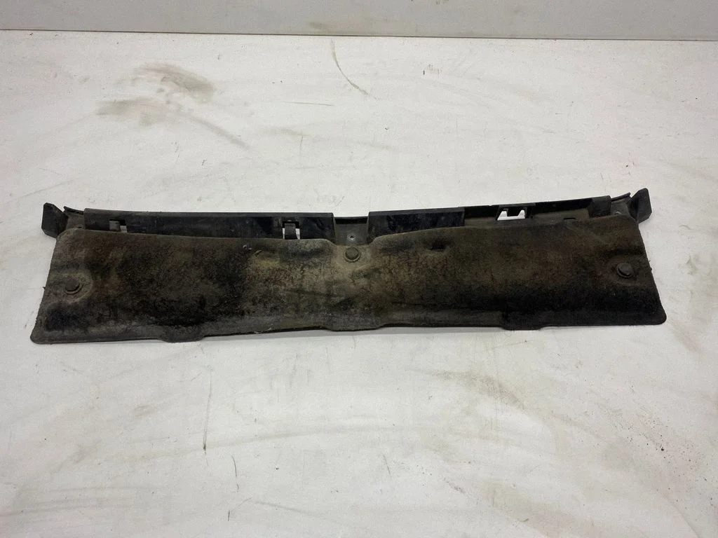 Rear bumper mounting bracket 13179908