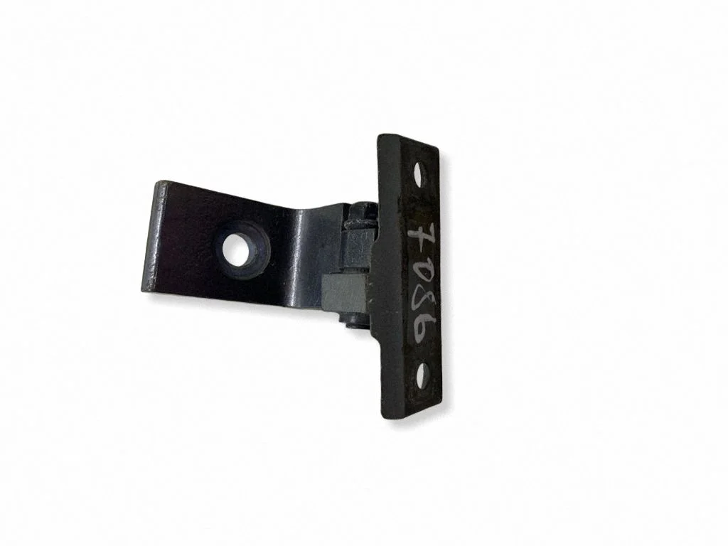 Front door upper hinge – BMW 5 Series E60 E61 (2004-2010)
