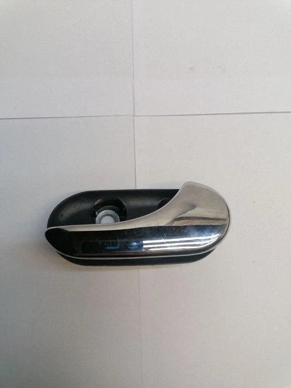 Front door interior handle – right