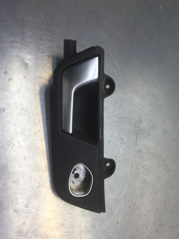 Front door interior handle 8E2837019