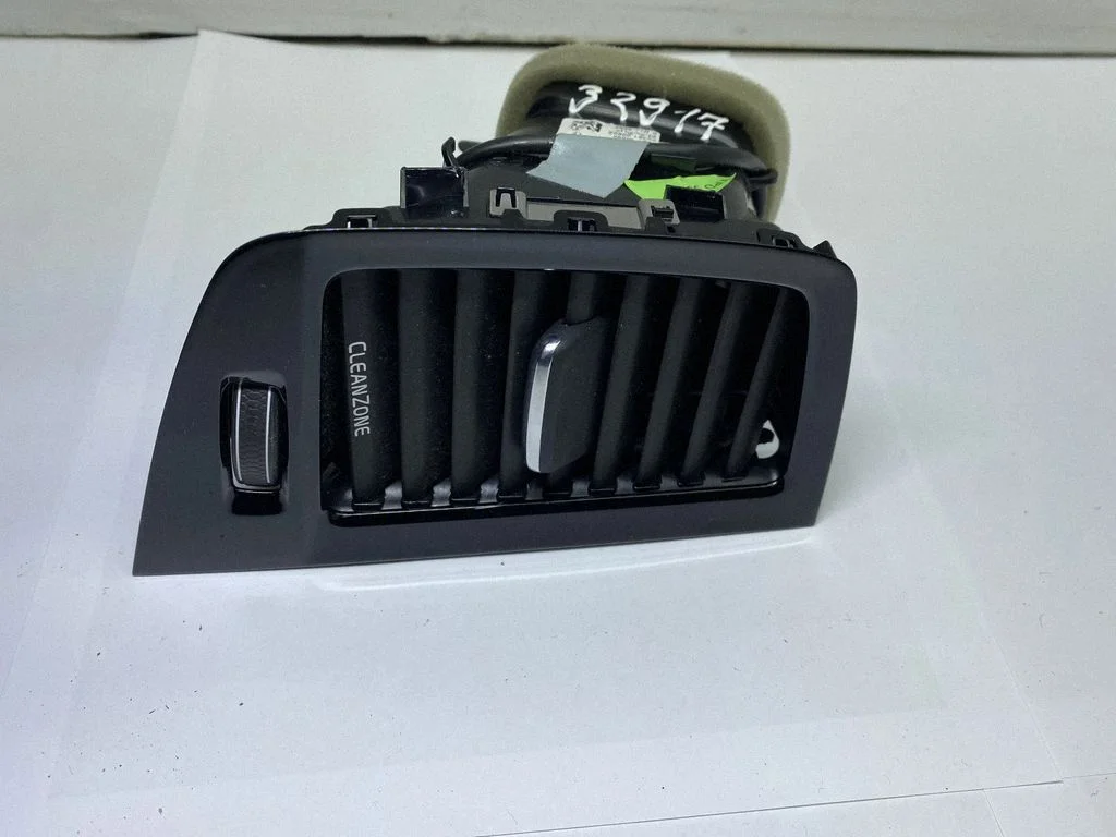 Armatuurlaua keskmine õhutusrest – Volvo XC90 (2014-)