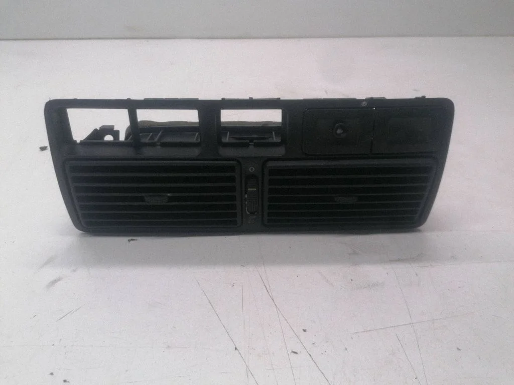 Armatuurlaua keskmine õhutusrest – Volkswagen Golf IV (1998-2005)