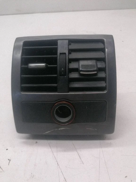 Armatuurlaua keskmine õhutusrest – Audi A6 Allroad C5 (1999-2005)