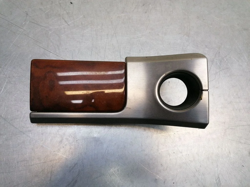 Dashboard glove box trim 7L6857240
