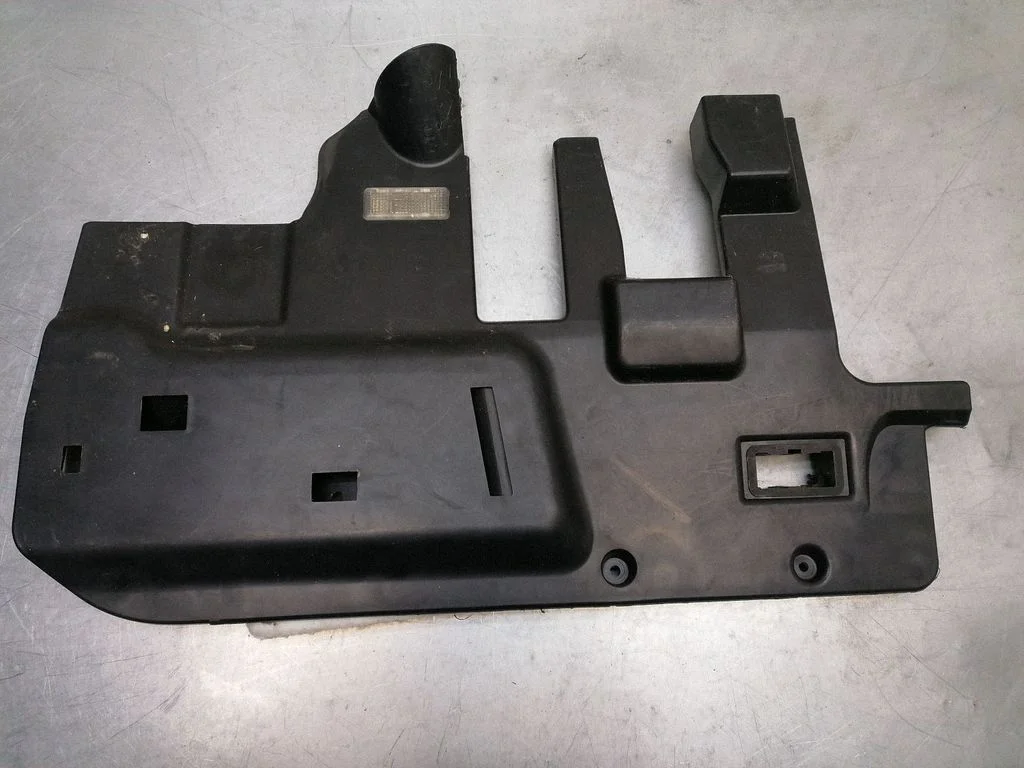 Dashboard lower bottom trim panel 7L6815173E
