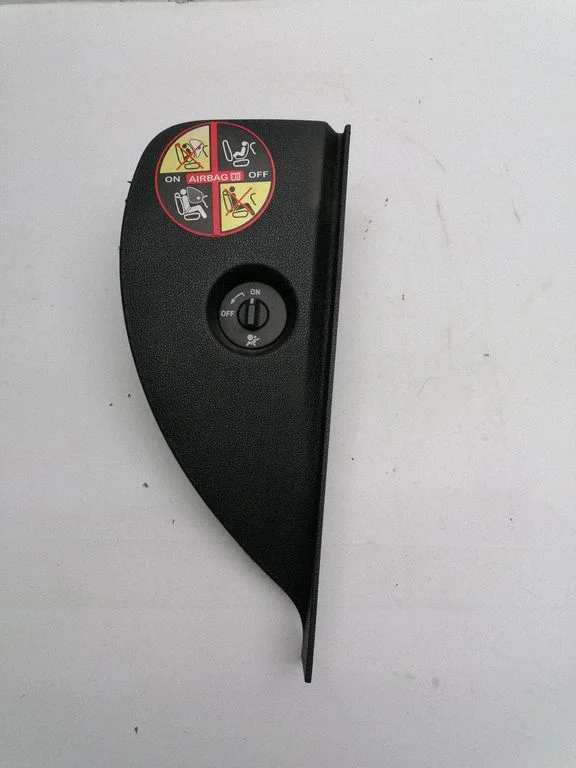 Armatuurlaua külje viimistluspaneel – Renault Clio III (2005-2012)