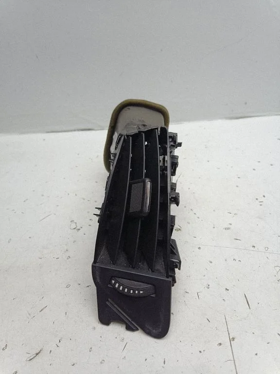 Dashboard side air vent grill/cover trim 13261538