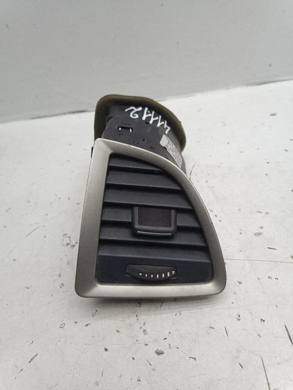 Dashboard side air vent grill/cover trim 13300551