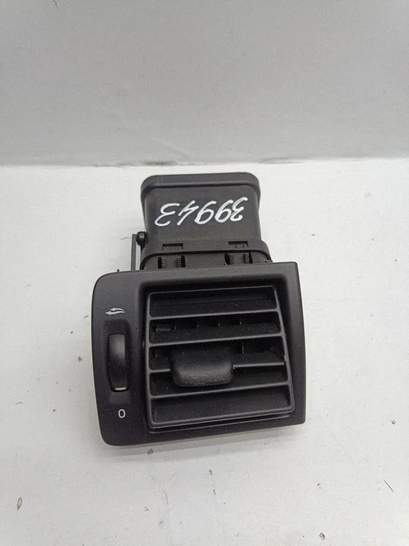 Dashboard side air vent grill/cover trim Y011030