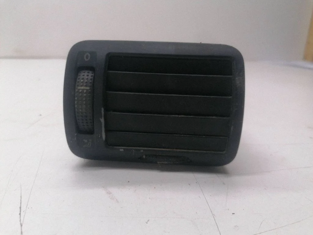 Dashboard side air vent grill/cover trim – Volkswagen Passat B5.5 (2001-2005)