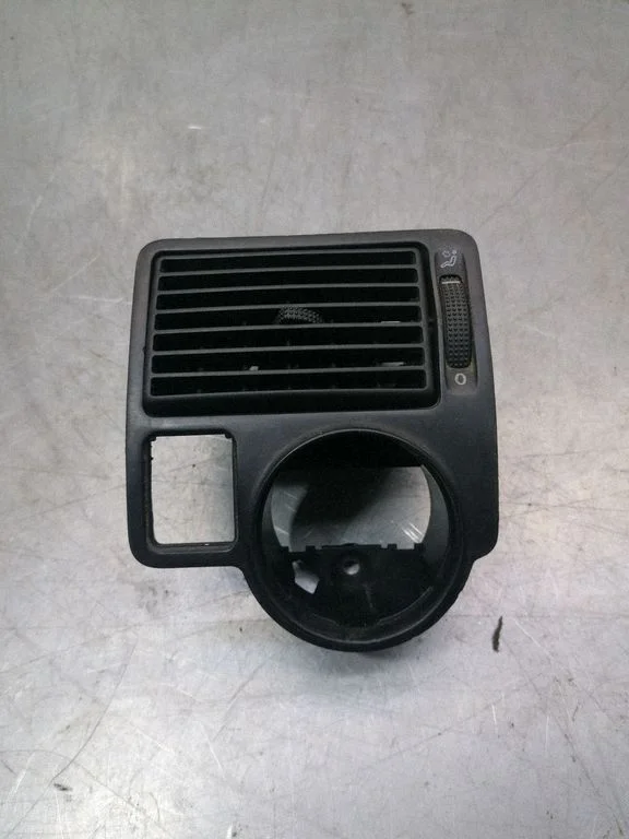 Armatuurlaua külje õhutusresti kate – Volkswagen Golf IV (1998-2005)