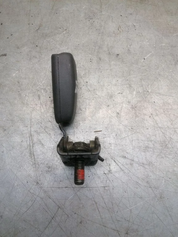 Rear seatbelt buckle 9156905