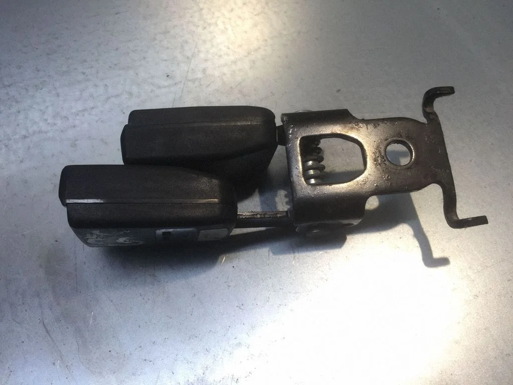 Middle seatbelt buckle (rear) – Renault Megane II (2002-2005)
