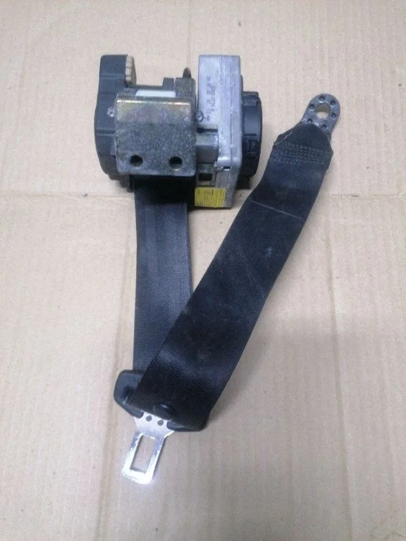 Aizmugurējā drošības josta 3B5857806D