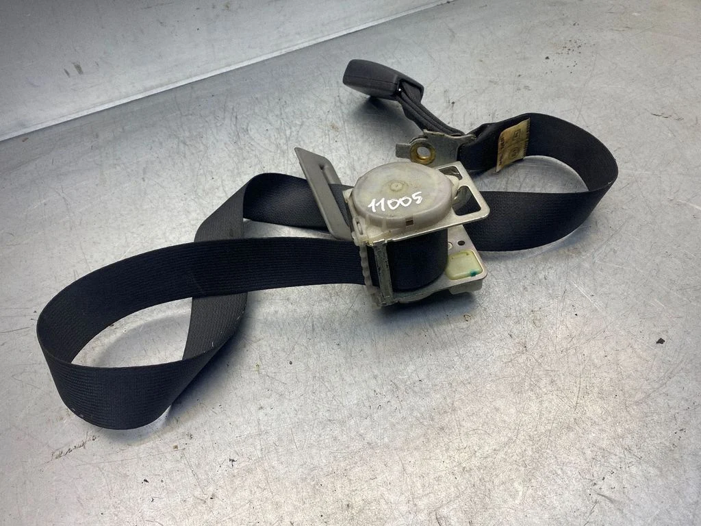 Rear seatbelt 52047
