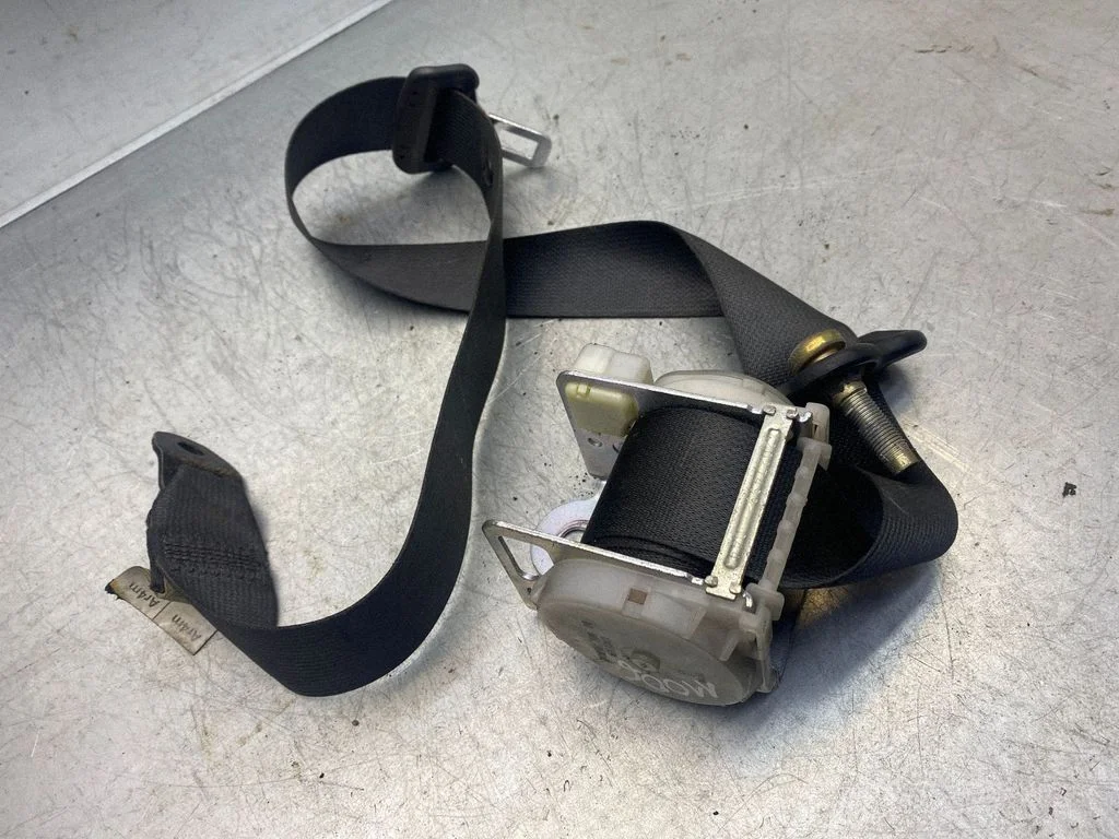 Rear seatbelt 52147