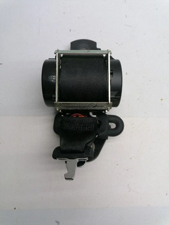 Middle seatbelt (rear) – Mazda 3 I (2007-2008)