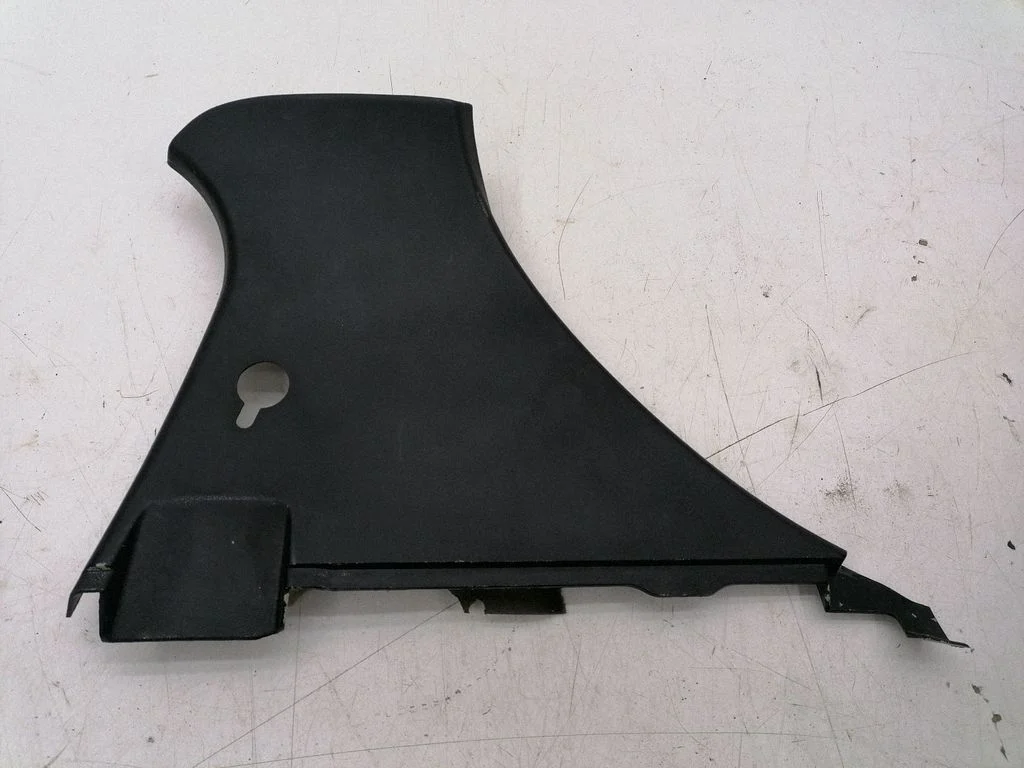(D)pillar trim (top) – right