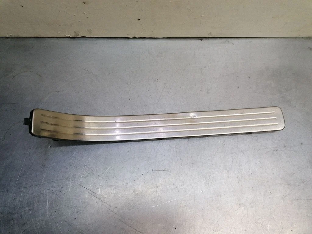 Listwa progowa tylna (wewnętrzna) – Volkswagen Touareg I (2002-2010)