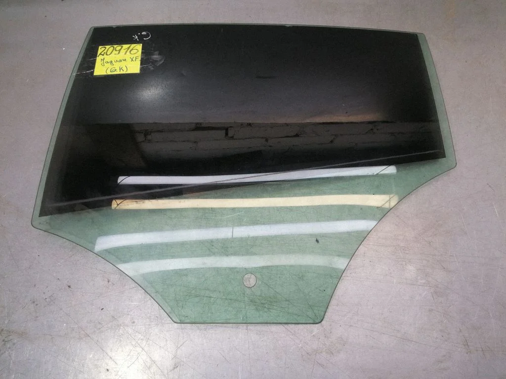 Rear door window glass E143R001582