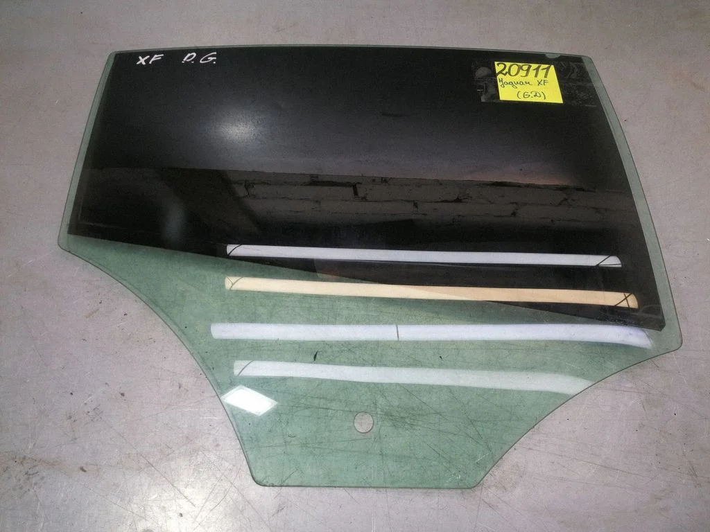 Rear door window glass E143R001582