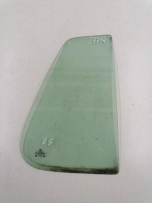 Szyba trójkątna drzwi tylnych (mała) E243R000980
