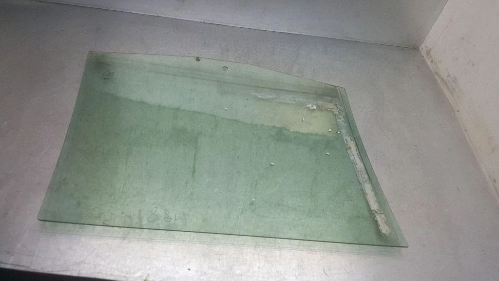 Rear door window glass 43R000020