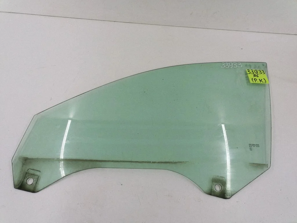 Front door window glass four-door E1743R00348