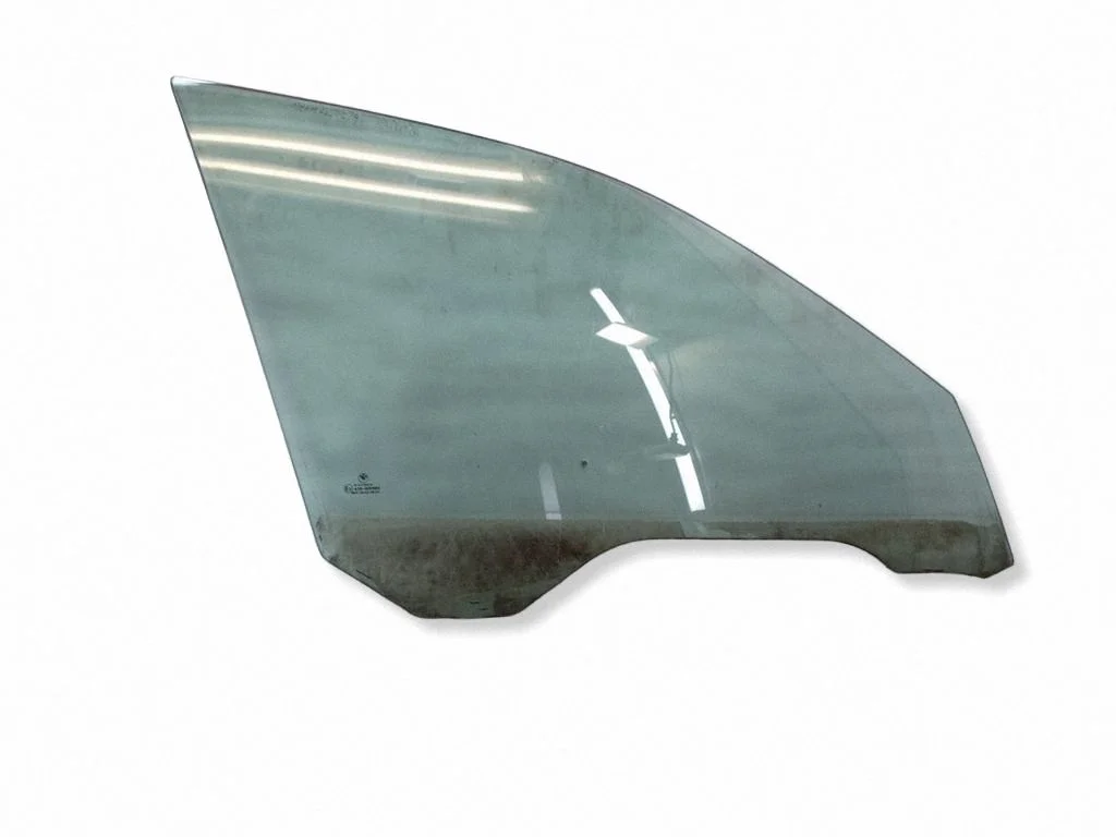 Front door window glass four-door 43R000982