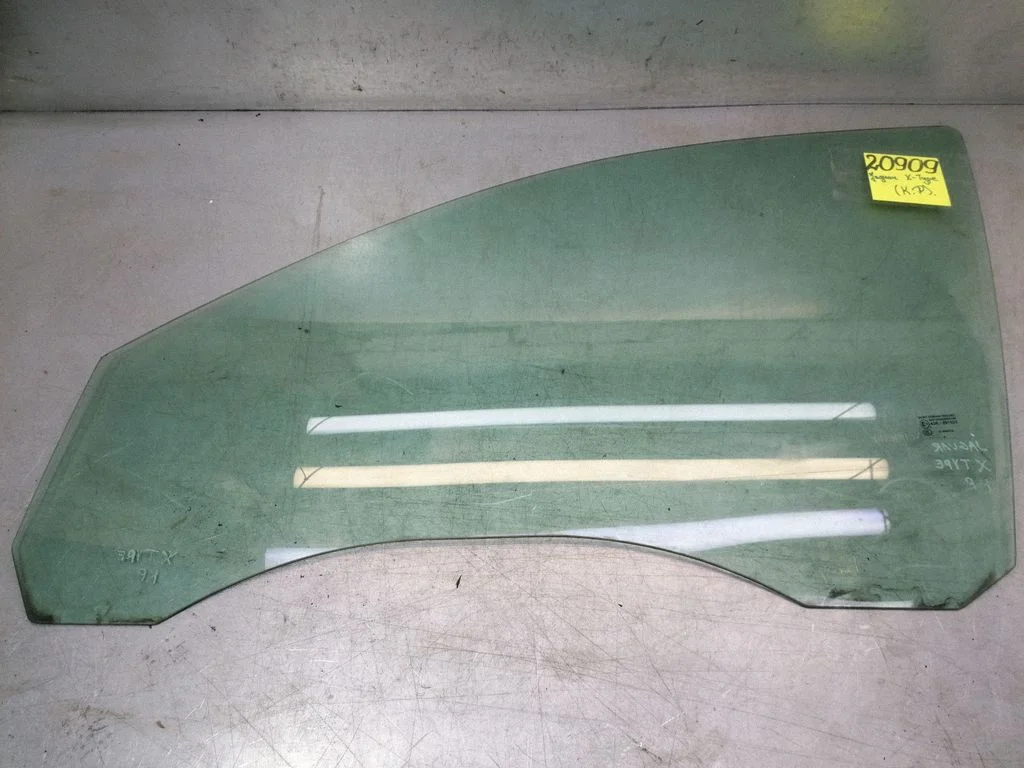 Galvenais priekšējo durvju stikls (četrdurvju) E143R001025