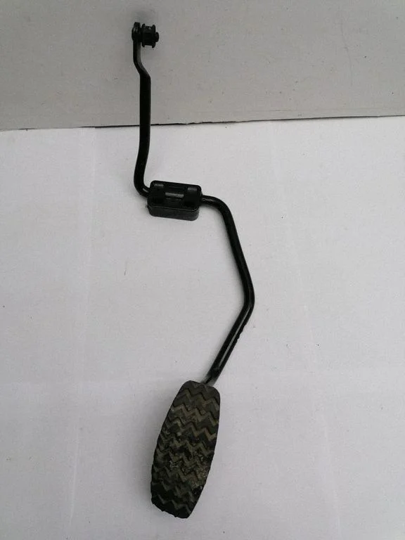 Accelerator throttle pedal