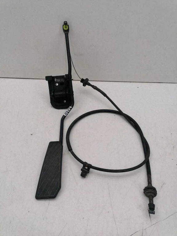 Accelerator throttle pedal