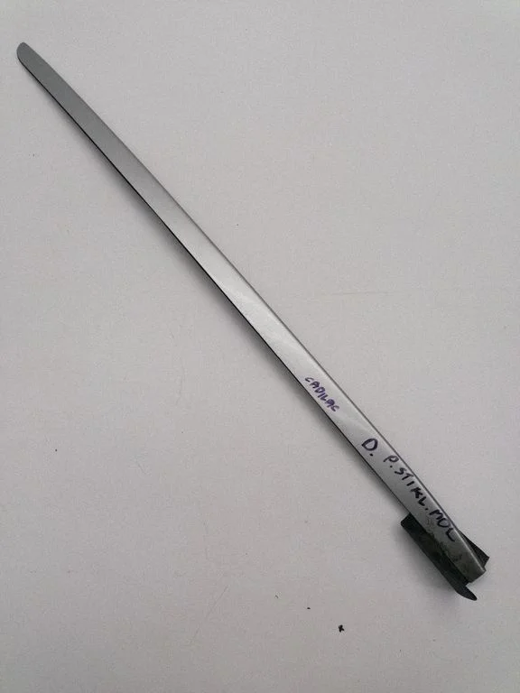 Windshield trim – right
