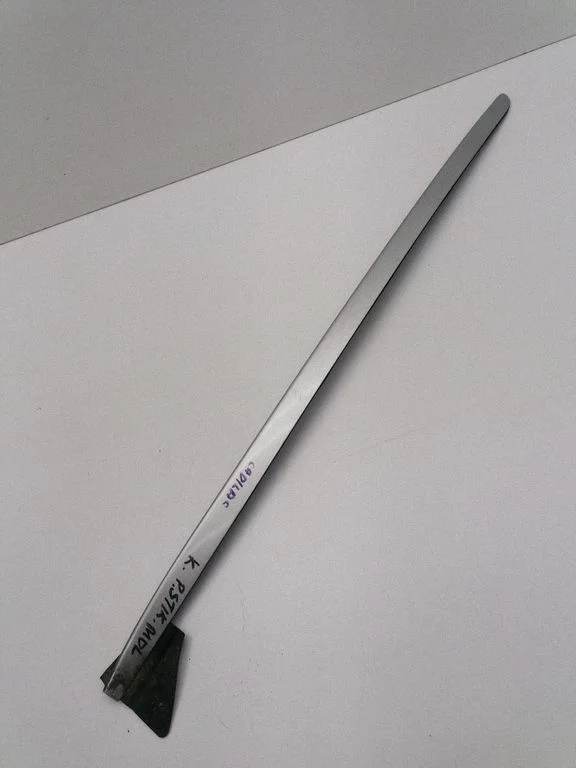Windshield trim – left