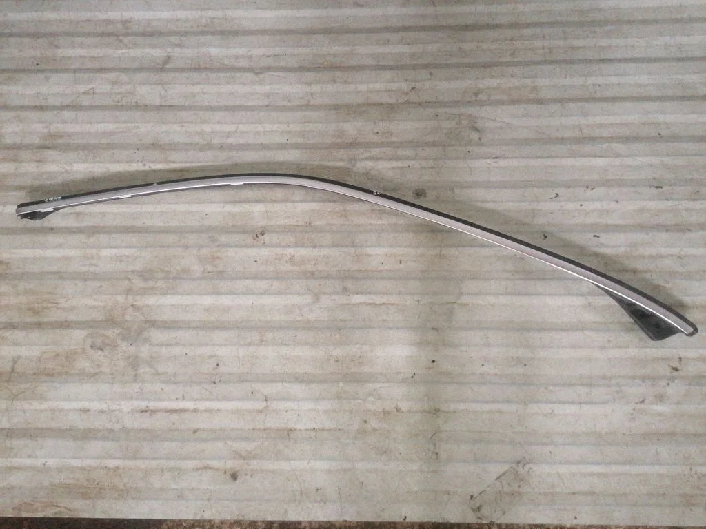 Front door glass trim molding – right