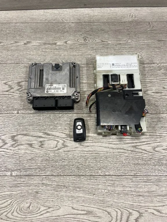 Engine ECU kit and lock set 8582280