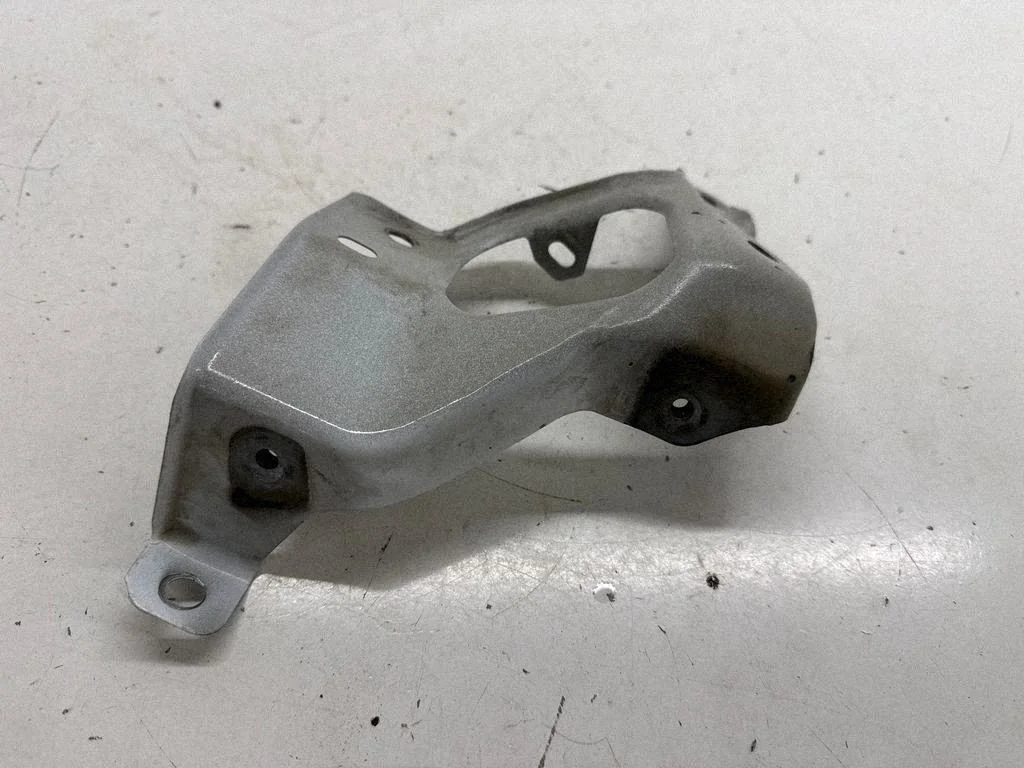 Fender mounting bracket 108601600B
