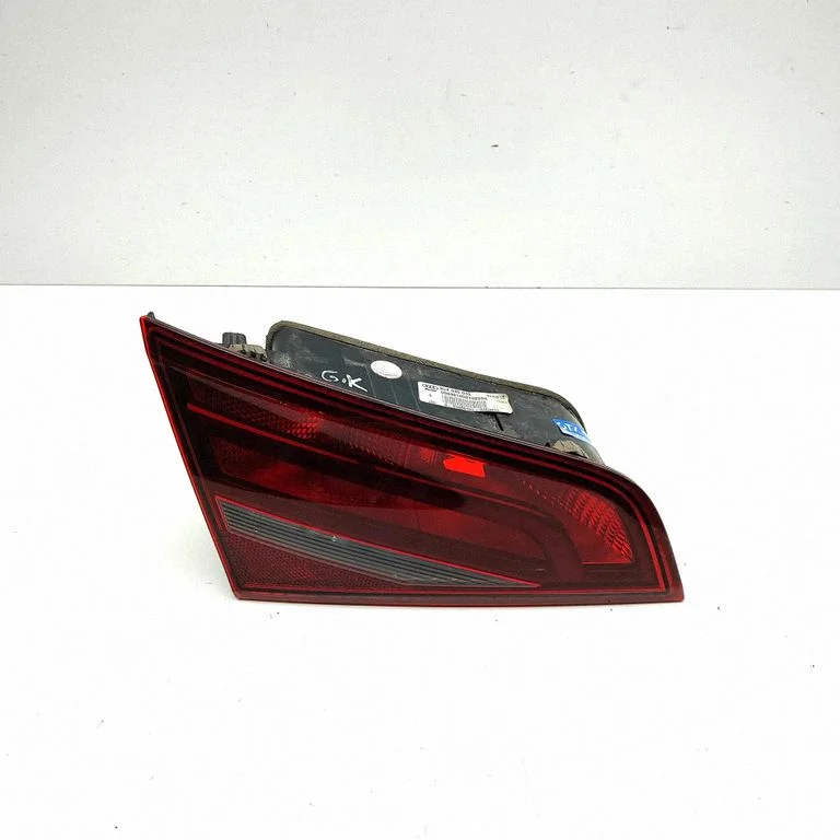 Lampa tylna w klapie 8V4945093
