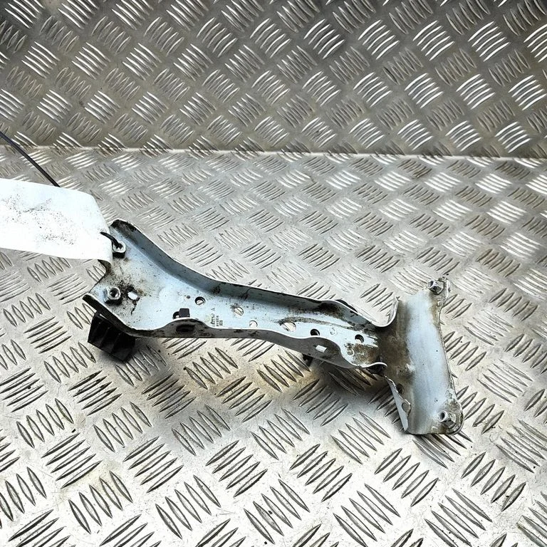 Wspornik błotnika 8V0821131
