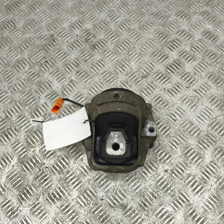 Dzinēja spilvens 8R0199381