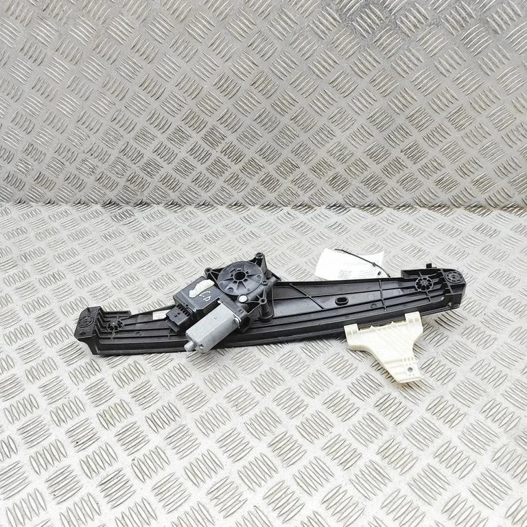 Aizmugurējā el. loga pacēlāja mehānisms bez motoriņa 9829482680