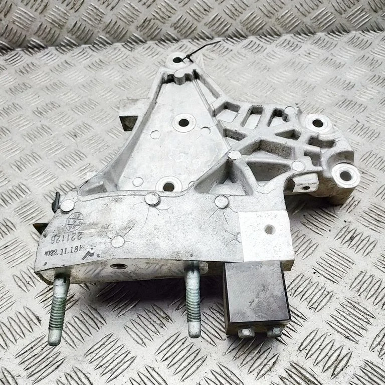 Engine mounting bracket 365940E700