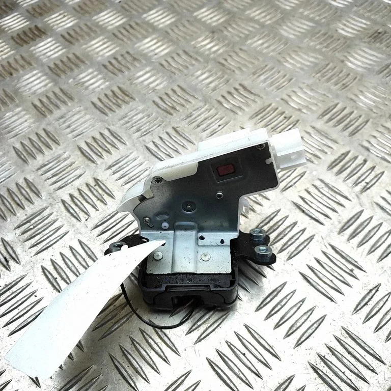 Aizmugurējā vāka slēdzene 6935012250
