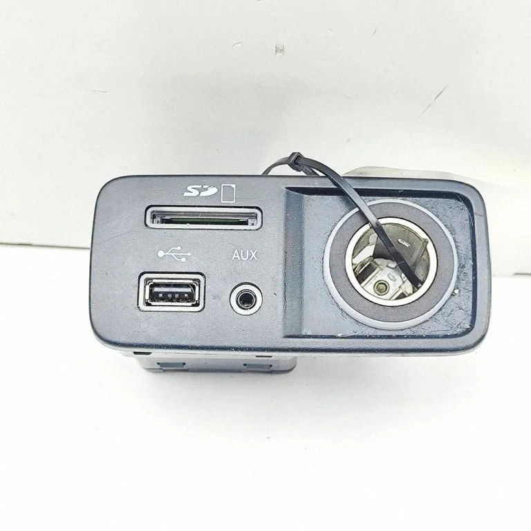 AUX ligzda 68139536AC