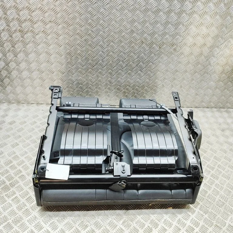 Aizmugurējais sēdeklis 8R0886102A