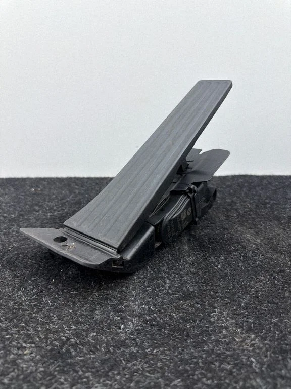 Accelerator throttle pedal 6853175