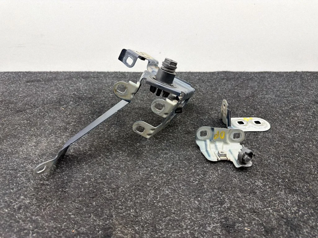 Fender mounting bracket – right