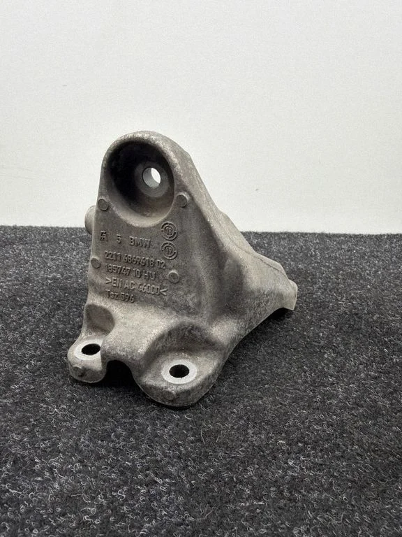 Mootori kinnituskronstein 6869618