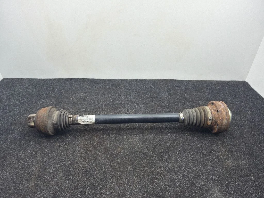 Tagumine pooltelg 8R0501203C