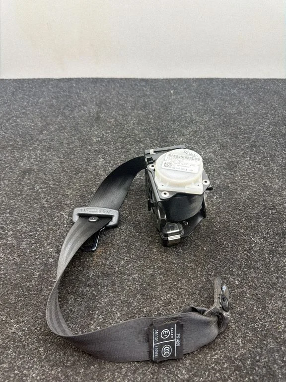Tagumine turvavöö 4G8857805